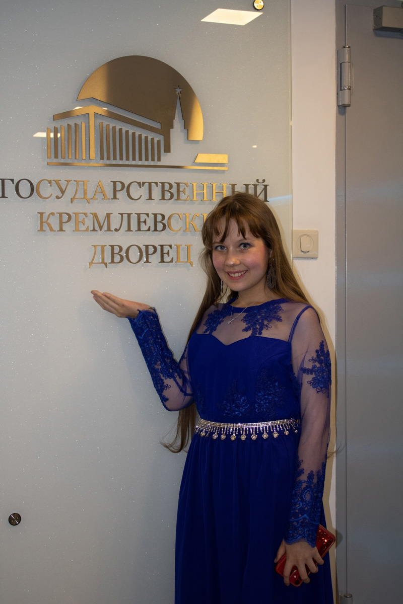 Творческий путь Александры Трошиной начался в три года. К шести годам появились первые серьезные конкурсы и концерты, а к пятнадцати ей уже дважды покорился Кремлевский Государственный Дворец. О том, каково выступать на главной сцене страны и что происходит за кулисами, рассказывает юная владимирская вокалистка.