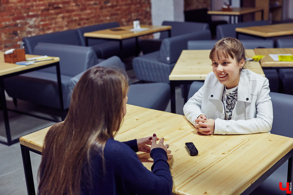 Творческий путь Александры Трошиной начался в три года. К шести годам появились первые серьезные конкурсы и концерты, а к пятнадцати ей уже дважды покорился Кремлевский Государственный Дворец. О том, каково выступать на главной сцене страны и что происходит за кулисами, рассказывает юная владимирская вокалистка.