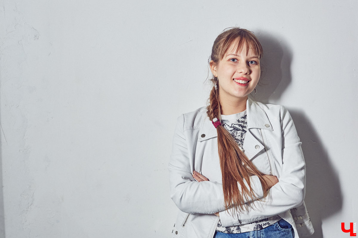 Творческий путь Александры Трошиной начался в три года. К шести годам появились первые серьезные конкурсы и концерты, а к пятнадцати ей уже дважды покорился Кремлевский Государственный Дворец. О том, каково выступать на главной сцене страны и что происходит за кулисами, рассказывает юная владимирская вокалистка.