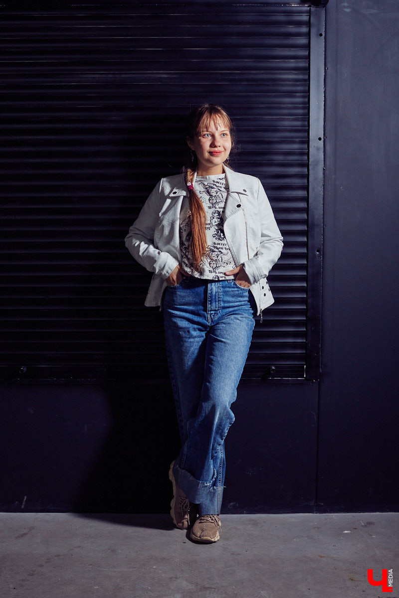 Творческий путь Александры Трошиной начался в три года. К шести годам появились первые серьезные конкурсы и концерты, а к пятнадцати ей уже дважды покорился Кремлевский Государственный Дворец. О том, каково выступать на главной сцене страны и что происходит за кулисами, рассказывает юная владимирская вокалистка.