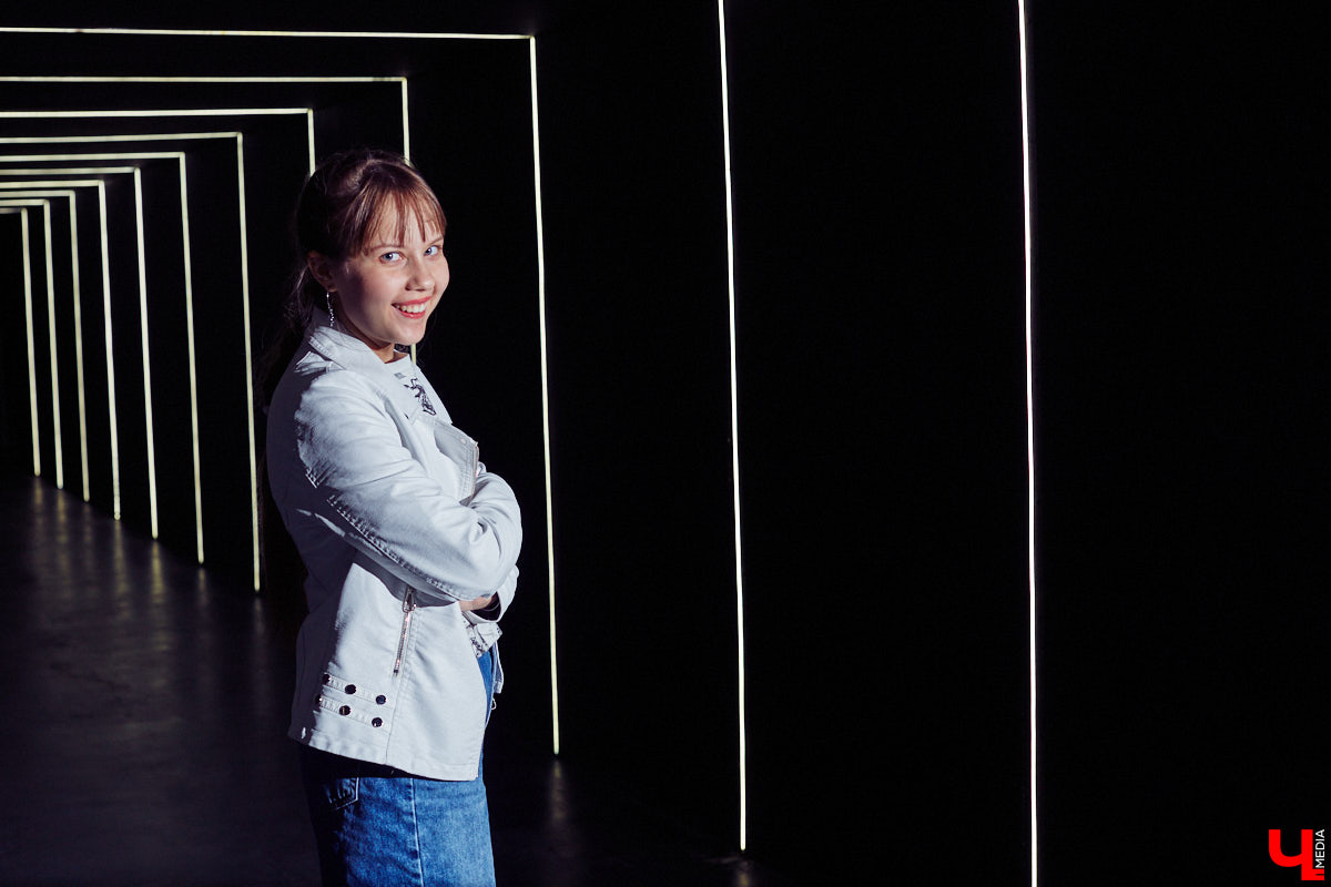 Творческий путь Александры Трошиной начался в три года. К шести годам появились первые серьезные конкурсы и концерты, а к пятнадцати ей уже дважды покорился Кремлевский Государственный Дворец. О том, каково выступать на главной сцене страны и что происходит за кулисами, рассказывает юная владимирская вокалистка.