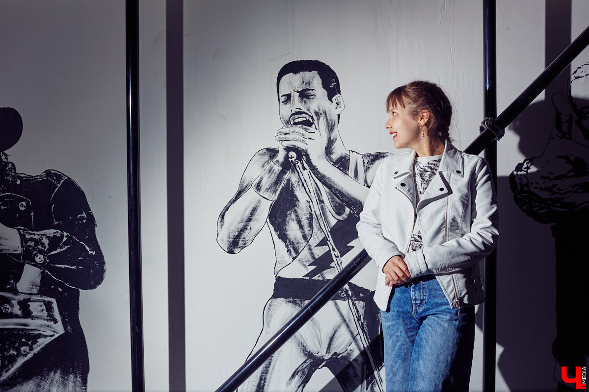 Творческий путь Александры Трошиной начался в три года. К шести годам появились первые серьезные конкурсы и концерты, а к пятнадцати ей уже дважды покорился Кремлевский Государственный Дворец. О том, каково выступать на главной сцене страны и что происходит за кулисами, рассказывает юная владимирская вокалистка.