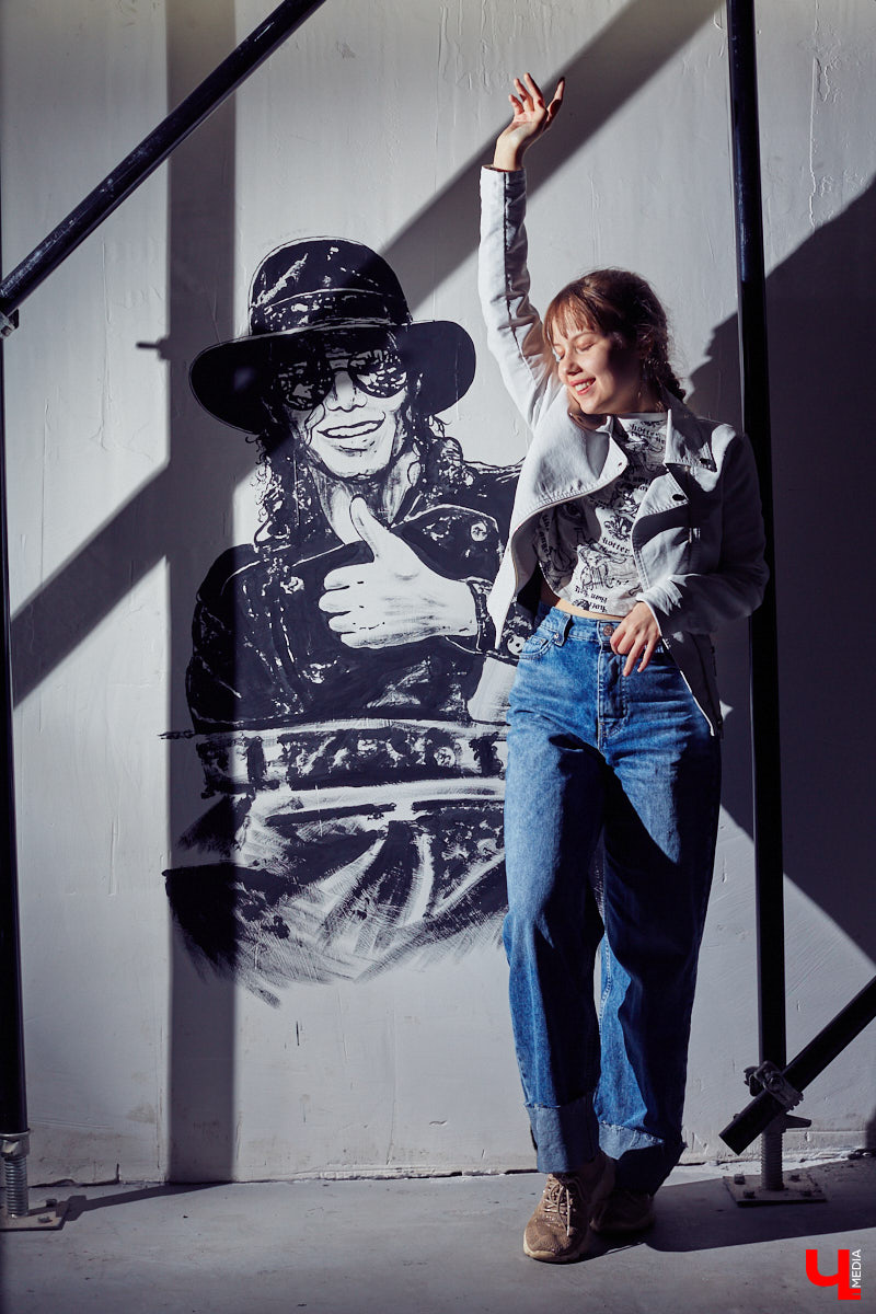 Творческий путь Александры Трошиной начался в три года. К шести годам появились первые серьезные конкурсы и концерты, а к пятнадцати ей уже дважды покорился Кремлевский Государственный Дворец. О том, каково выступать на главной сцене страны и что происходит за кулисами, рассказывает юная владимирская вокалистка.