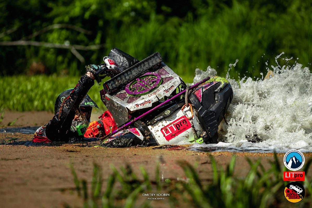 Артем и Никита Соколовские участвуют в трофи-рейдах. Их стихия — настоящее бездорожье. Как проехать там, где не ступала нога человека, и почему месить грязь притягательно, ребята знают лучше других.