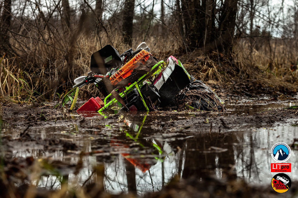 Артем и Никита Соколовские участвуют в трофи-рейдах. Их стихия — настоящее бездорожье. Как проехать там, где не ступала нога человека, и почему месить грязь притягательно, ребята знают лучше других.