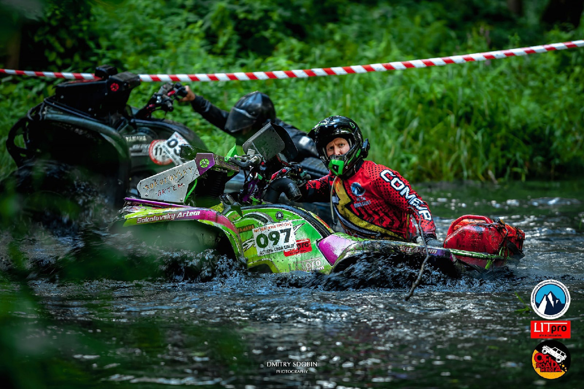 Артем и Никита Соколовские участвуют в трофи-рейдах. Их стихия — настоящее бездорожье. Как проехать там, где не ступала нога человека, и почему месить грязь притягательно, ребята знают лучше других.