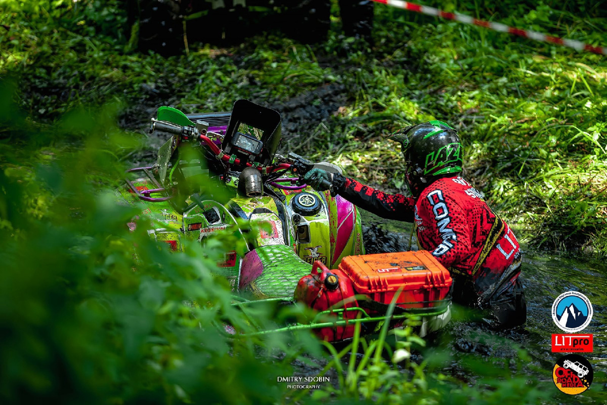 Артем и Никита Соколовские участвуют в трофи-рейдах. Их стихия — настоящее бездорожье. Как проехать там, где не ступала нога человека, и почему месить грязь притягательно, ребята знают лучше других.