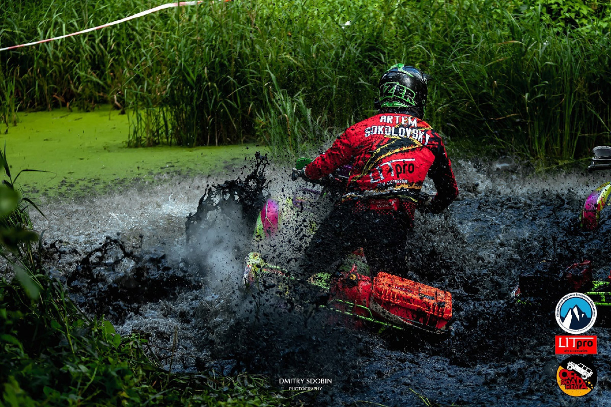 Артем и Никита Соколовские участвуют в трофи-рейдах. Их стихия — настоящее бездорожье. Как проехать там, где не ступала нога человека, и почему месить грязь притягательно, ребята знают лучше других.