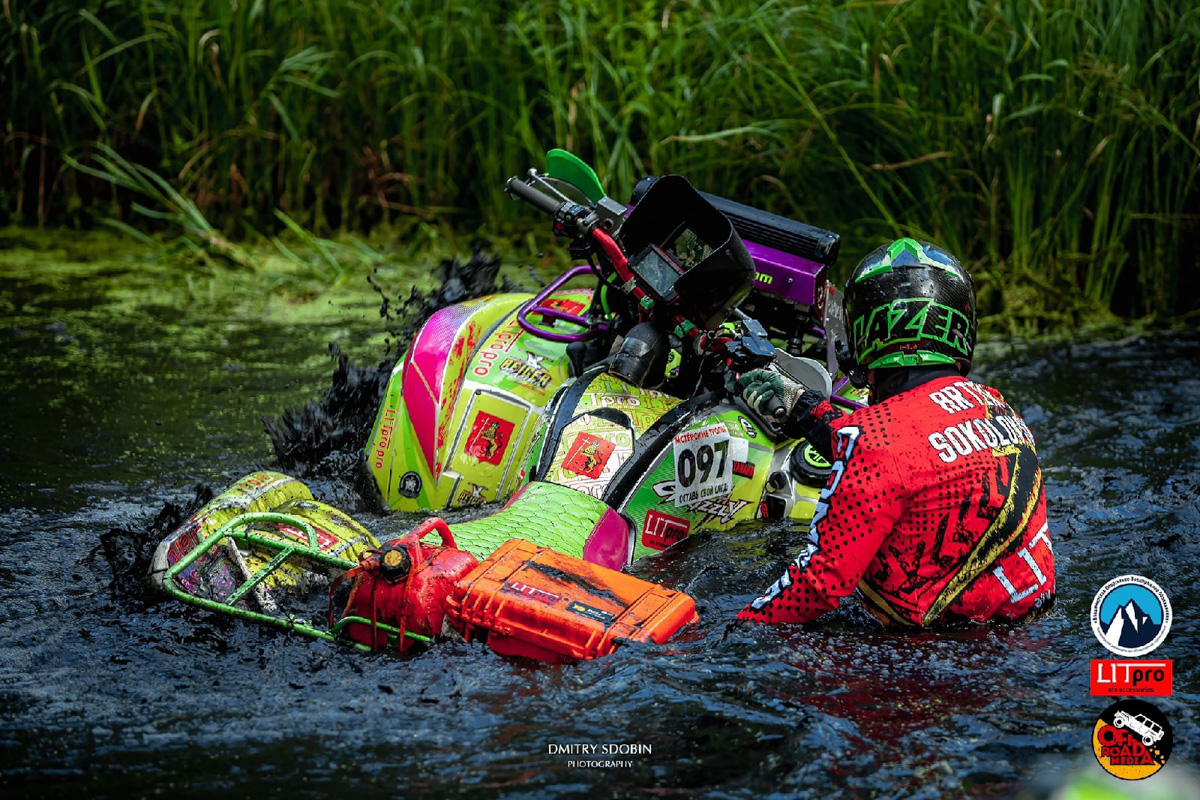 Артем и Никита Соколовские участвуют в трофи-рейдах. Их стихия — настоящее бездорожье. Как проехать там, где не ступала нога человека, и почему месить грязь притягательно, ребята знают лучше других.