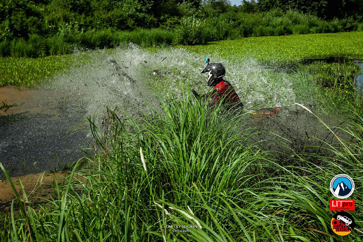 Артем и Никита Соколовские участвуют в трофи-рейдах. Их стихия — настоящее бездорожье. Как проехать там, где не ступала нога человека, и почему месить грязь притягательно, ребята знают лучше других.