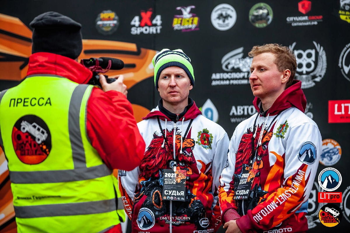 Артем и Никита Соколовские участвуют в трофи-рейдах. Их стихия — настоящее бездорожье. Как проехать там, где не ступала нога человека, и почему месить грязь притягательно, ребята знают лучше других.