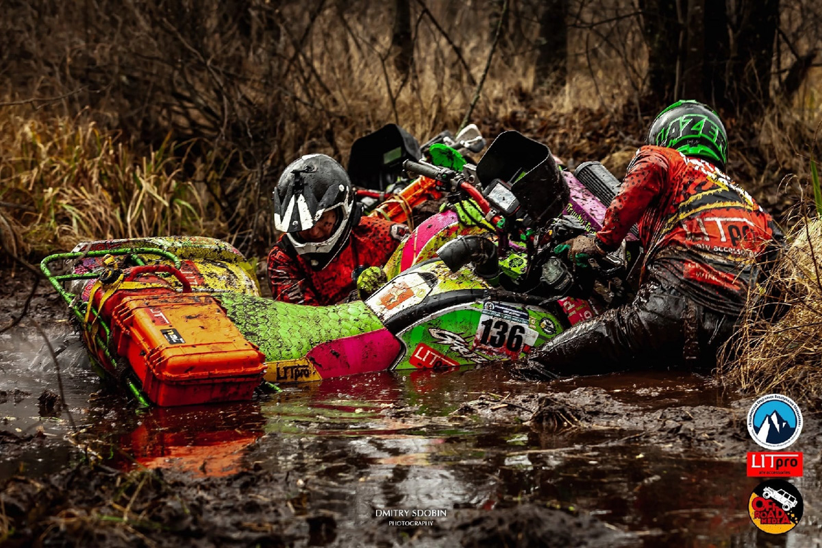 Артем и Никита Соколовские участвуют в трофи-рейдах. Их стихия — настоящее бездорожье. Как проехать там, где не ступала нога человека, и почему месить грязь притягательно, ребята знают лучше других.