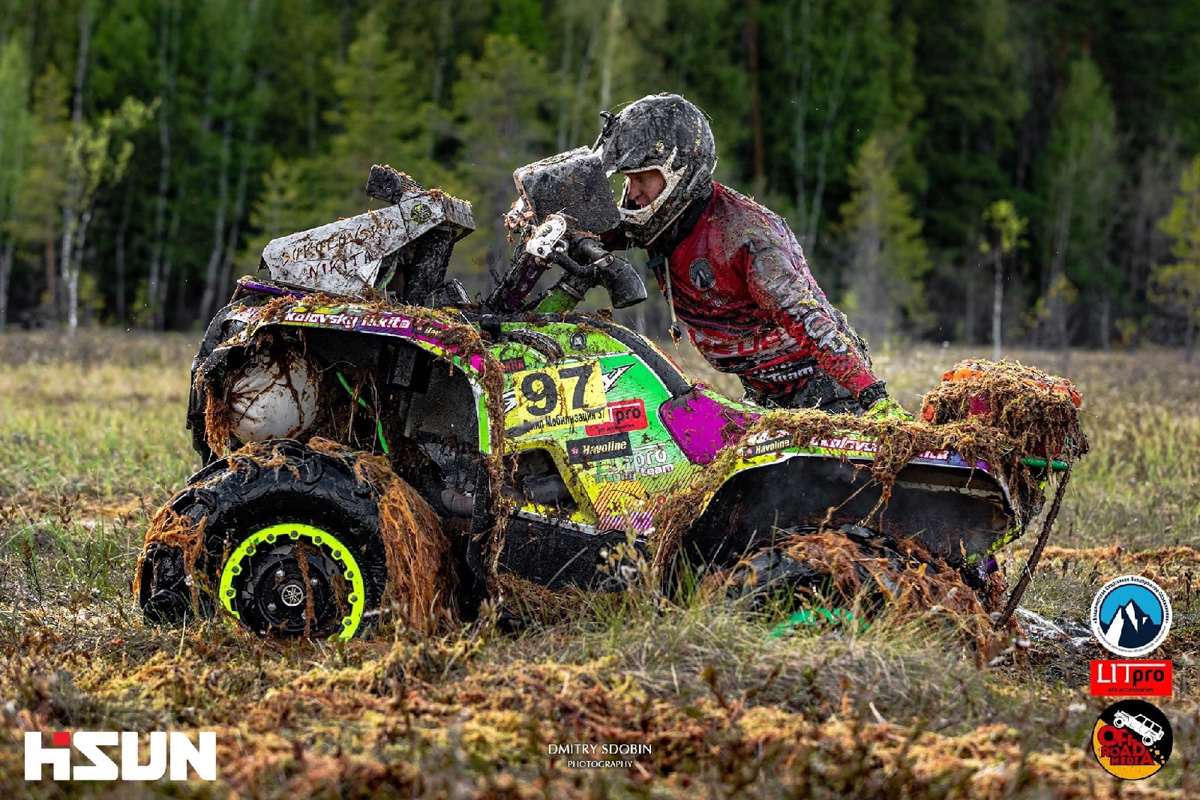 Артем и Никита Соколовские участвуют в трофи-рейдах. Их стихия — настоящее бездорожье. Как проехать там, где не ступала нога человека, и почему месить грязь притягательно, ребята знают лучше других.