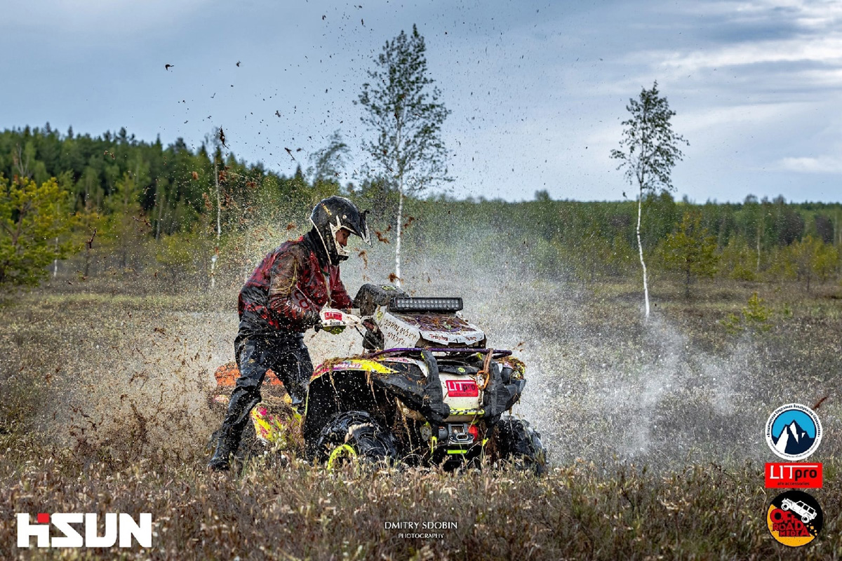 Артем и Никита Соколовские участвуют в трофи-рейдах. Их стихия — настоящее бездорожье. Как проехать там, где не ступала нога человека, и почему месить грязь притягательно, ребята знают лучше других.