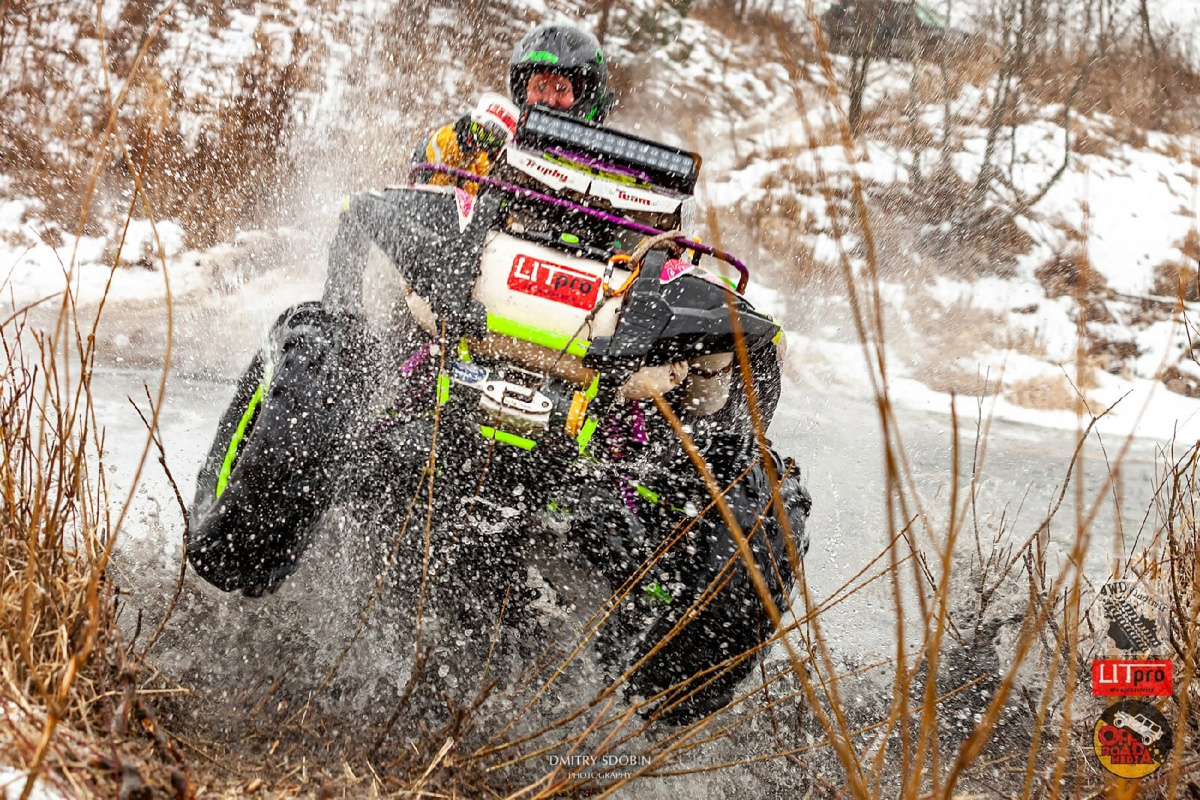 Артем и Никита Соколовские участвуют в трофи-рейдах. Их стихия — настоящее бездорожье. Как проехать там, где не ступала нога человека, и почему месить грязь притягательно, ребята знают лучше других.