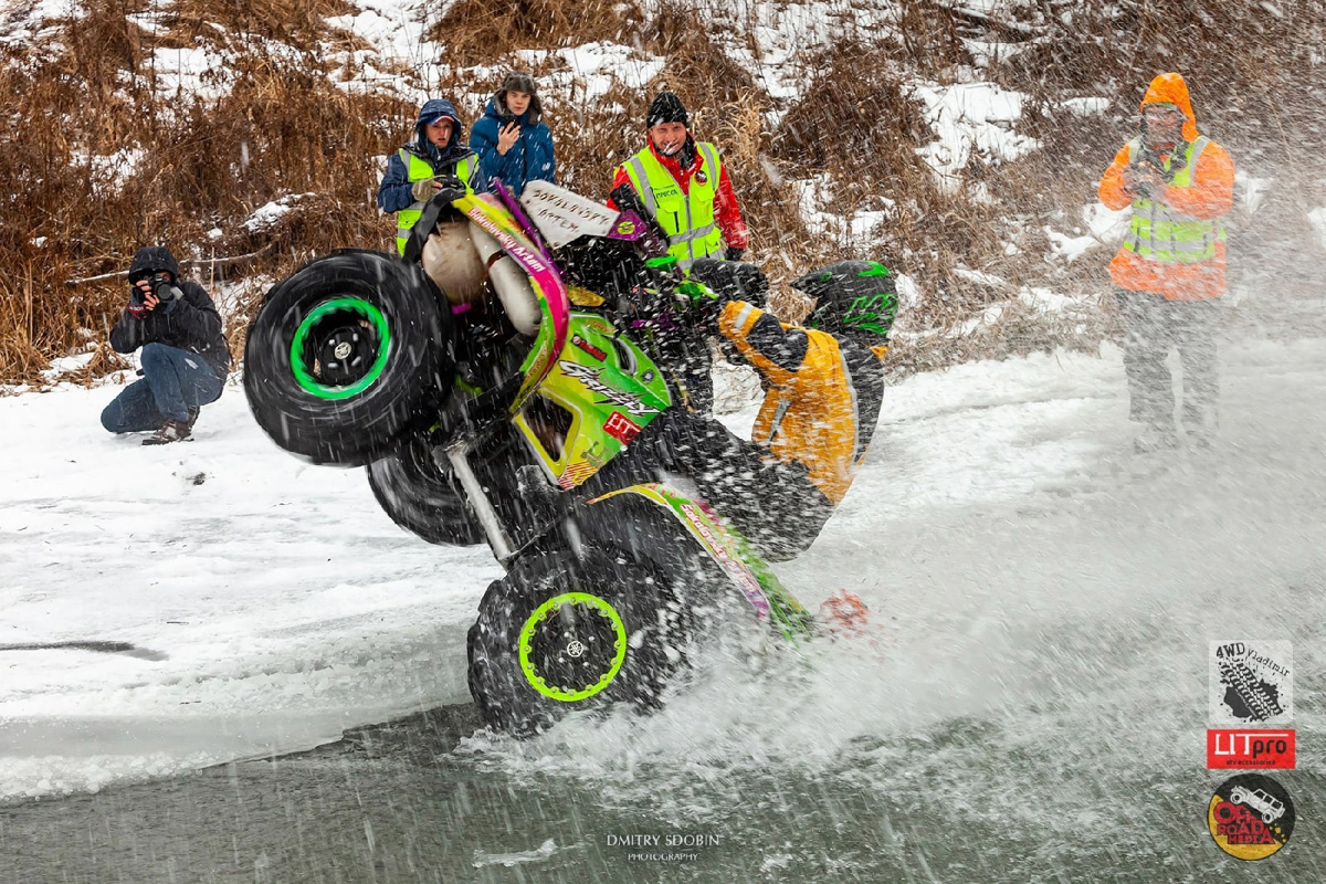 Артем и Никита Соколовские участвуют в трофи-рейдах. Их стихия — настоящее бездорожье. Как проехать там, где не ступала нога человека, и почему месить грязь притягательно, ребята знают лучше других.