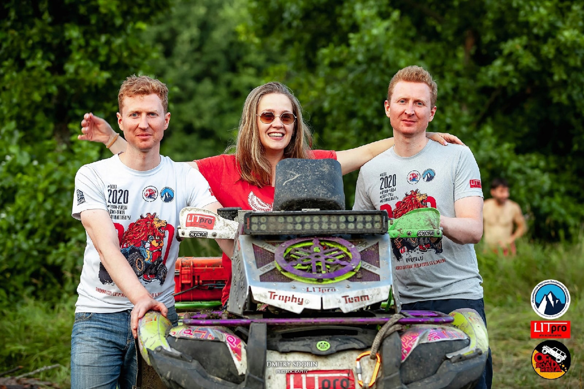 Артем и Никита Соколовские участвуют в трофи-рейдах. Их стихия — настоящее бездорожье. Как проехать там, где не ступала нога человека, и почему месить грязь притягательно, ребята знают лучше других.