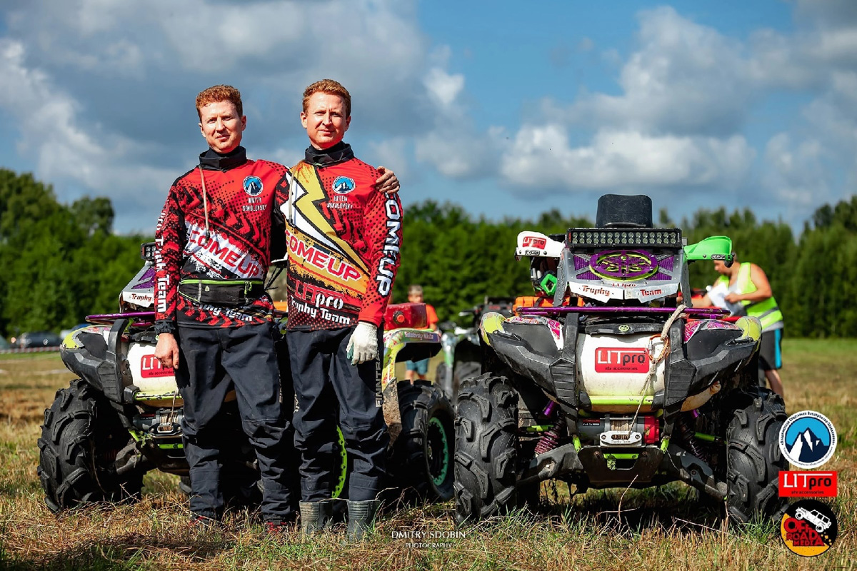 Артем и Никита Соколовские участвуют в трофи-рейдах. Их стихия — настоящее бездорожье. Как проехать там, где не ступала нога человека, и почему месить грязь притягательно, ребята знают лучше других.