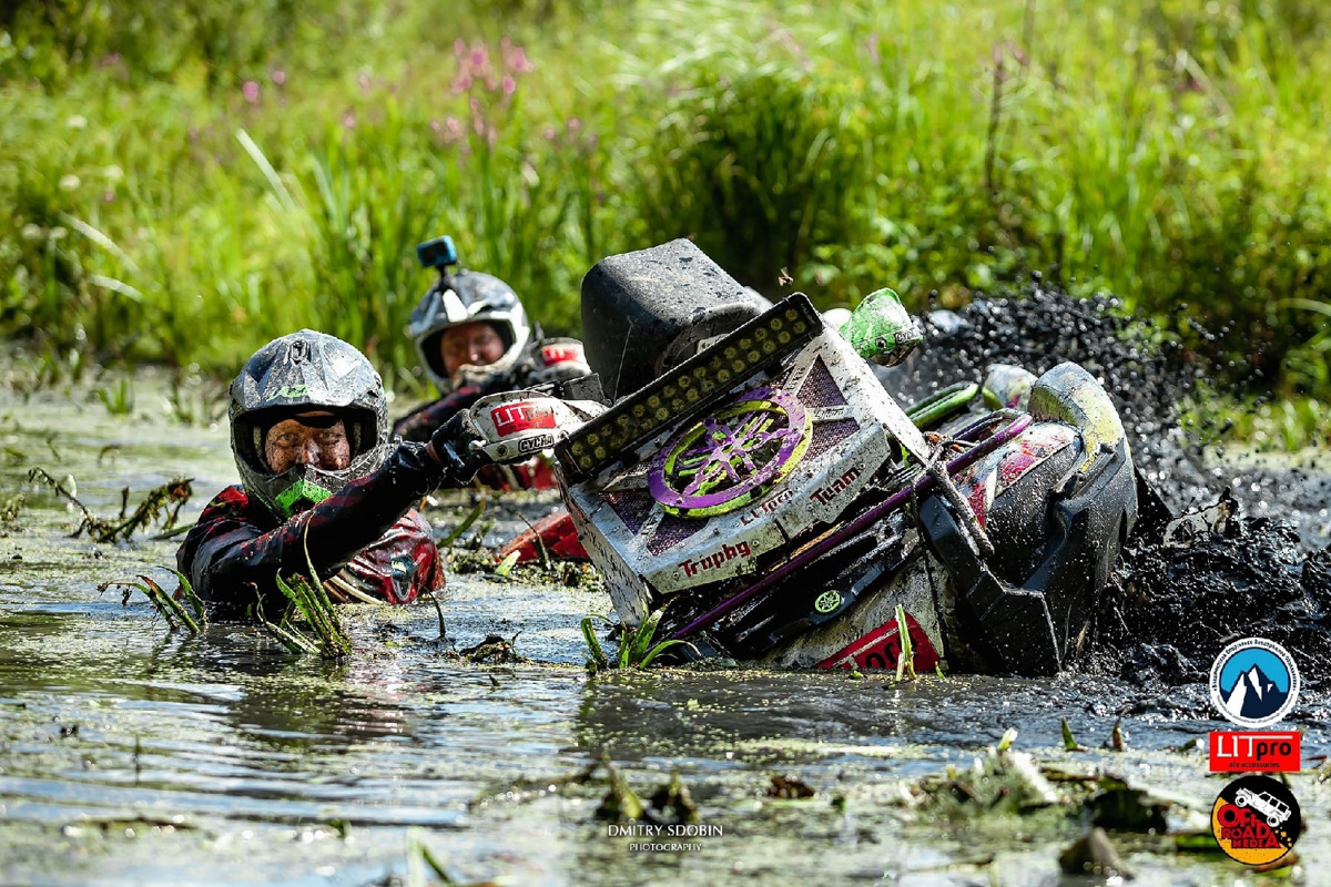 Артем и Никита Соколовские участвуют в трофи-рейдах. Их стихия — настоящее бездорожье. Как проехать там, где не ступала нога человека, и почему месить грязь притягательно, ребята знают лучше других.