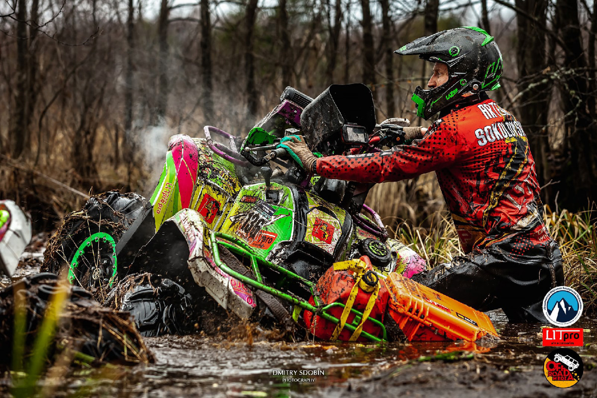 Артем и Никита Соколовские участвуют в трофи-рейдах. Их стихия — настоящее бездорожье. Как проехать там, где не ступала нога человека, и почему месить грязь притягательно, ребята знают лучше других.