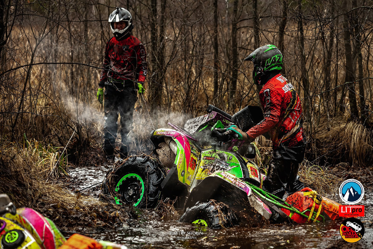 Артем и Никита Соколовские участвуют в трофи-рейдах. Их стихия — настоящее бездорожье. Как проехать там, где не ступала нога человека, и почему месить грязь притягательно, ребята знают лучше других.