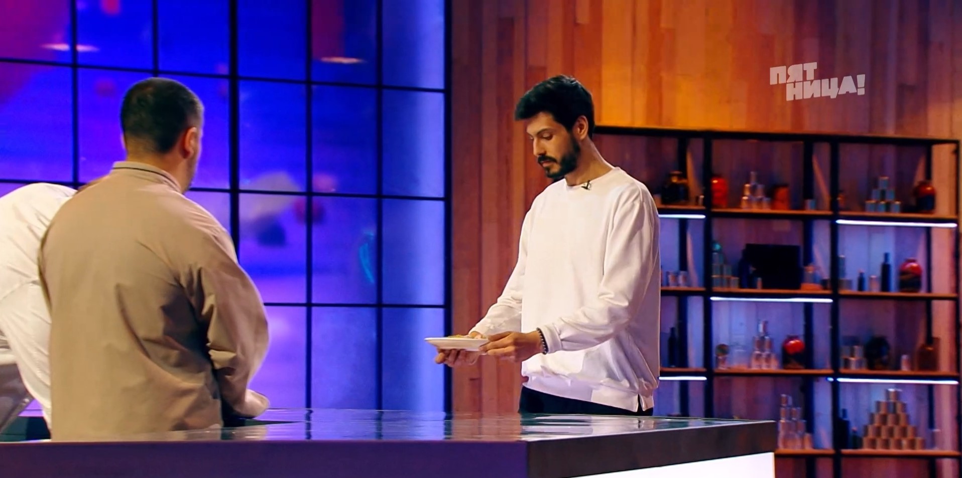 Форшмак с ржаными блинчиками от повара из Александрова покорил самых известных кулинаров страны — Рената Агзамова и Константина Ивлева. Но на колбасе Владимир Александров погорел... Рассказываем про все этапы вышедшего на днях шоу «Битва шефов».