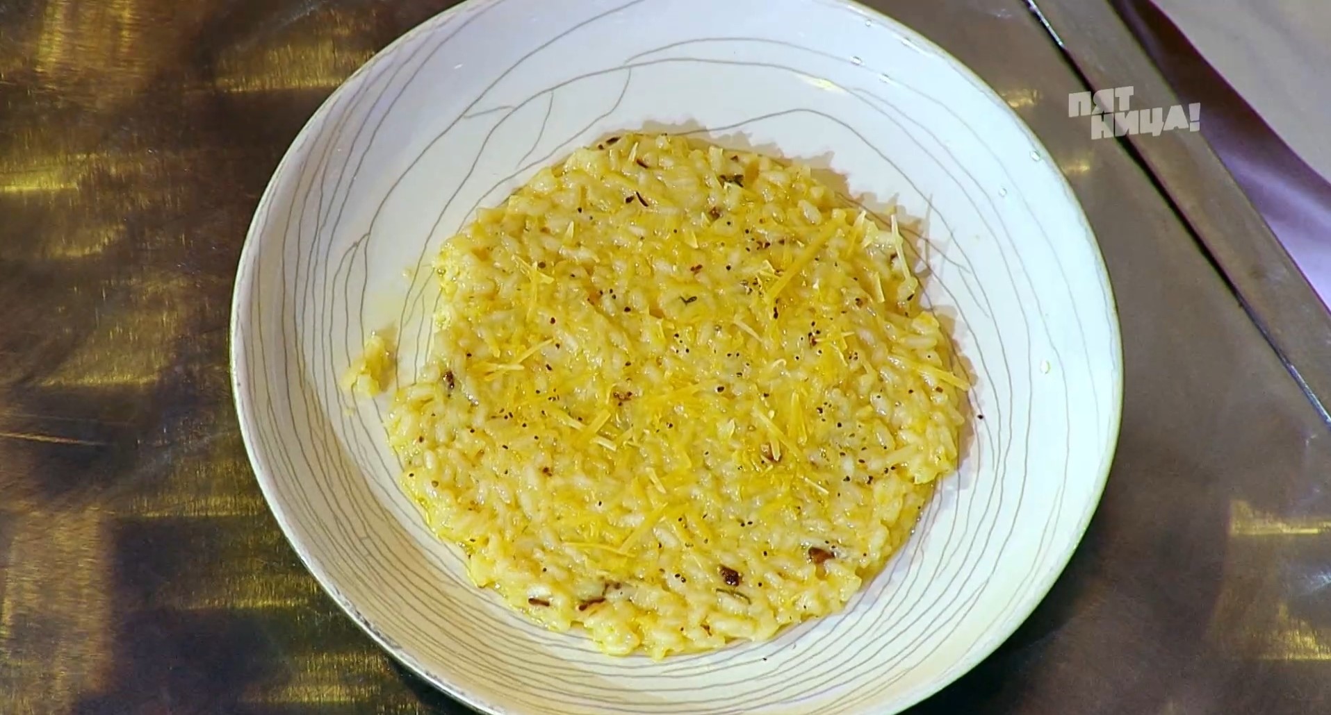 Форшмак с ржаными блинчиками от повара из Александрова покорил самых известных кулинаров страны — Рената Агзамова и Константина Ивлева. Но на колбасе Владимир Александров погорел... Рассказываем про все этапы вышедшего на днях шоу «Битва шефов».