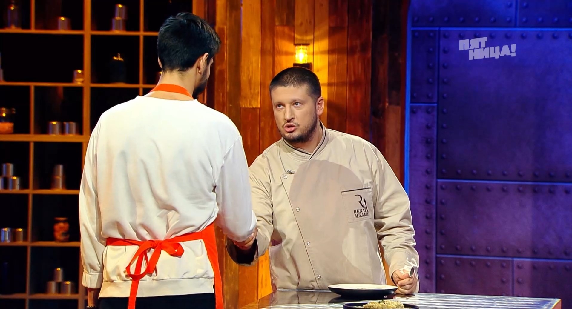 Форшмак с ржаными блинчиками от повара из Александрова покорил самых известных кулинаров страны — Рената Агзамова и Константина Ивлева. Но на колбасе Владимир Александров погорел... Рассказываем про все этапы вышедшего на днях шоу «Битва шефов».