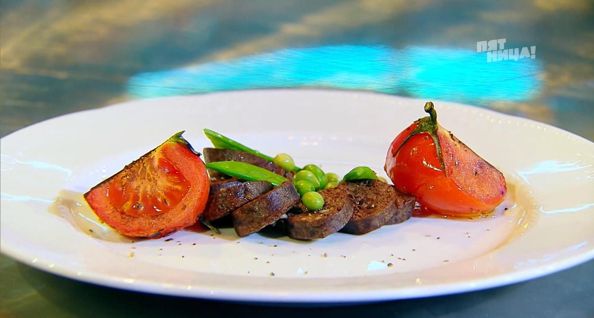 Форшмак с ржаными блинчиками от повара из Александрова покорил самых известных кулинаров страны — Рената Агзамова и Константина Ивлева. Но на колбасе Владимир Александров погорел... Рассказываем про все этапы вышедшего на днях шоу «Битва шефов».