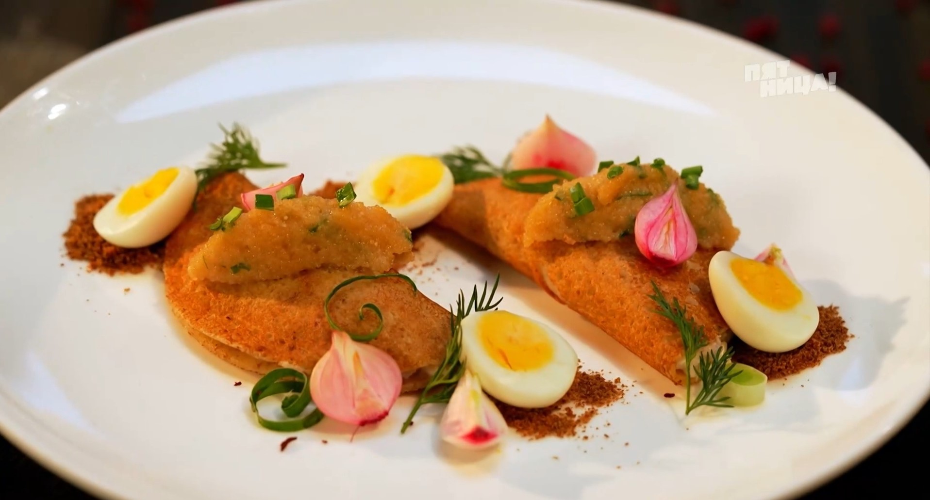 Форшмак с ржаными блинчиками от повара из Александрова покорил самых известных кулинаров страны — Рената Агзамова и Константина Ивлева. Но на колбасе Владимир Александров погорел... Рассказываем про все этапы вышедшего на днях шоу «Битва шефов».