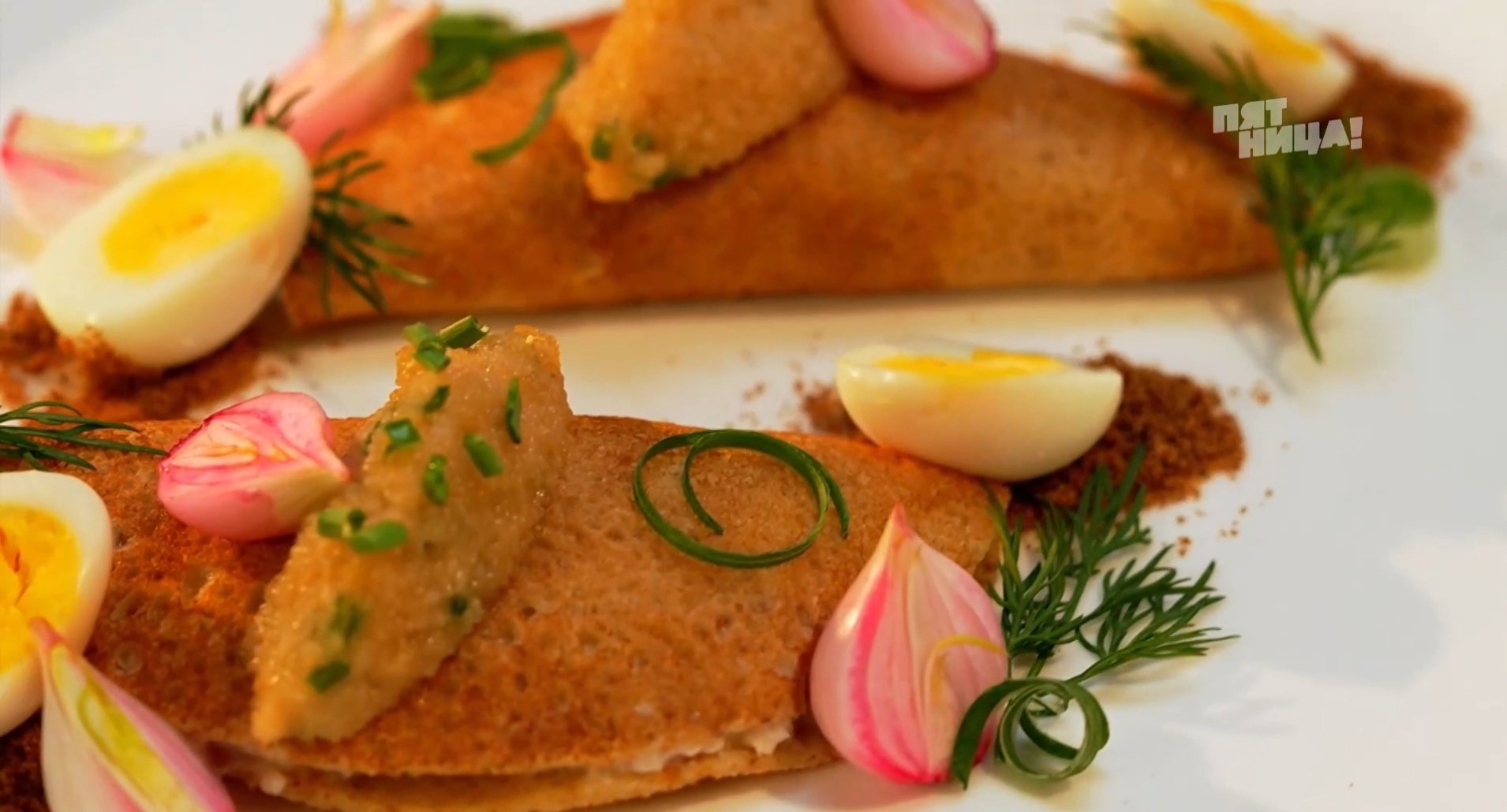 Форшмак с ржаными блинчиками от повара из Александрова покорил самых известных кулинаров страны — Рената Агзамова и Константина Ивлева. Но на колбасе Владимир Александров погорел... Рассказываем про все этапы вышедшего на днях шоу «Битва шефов».