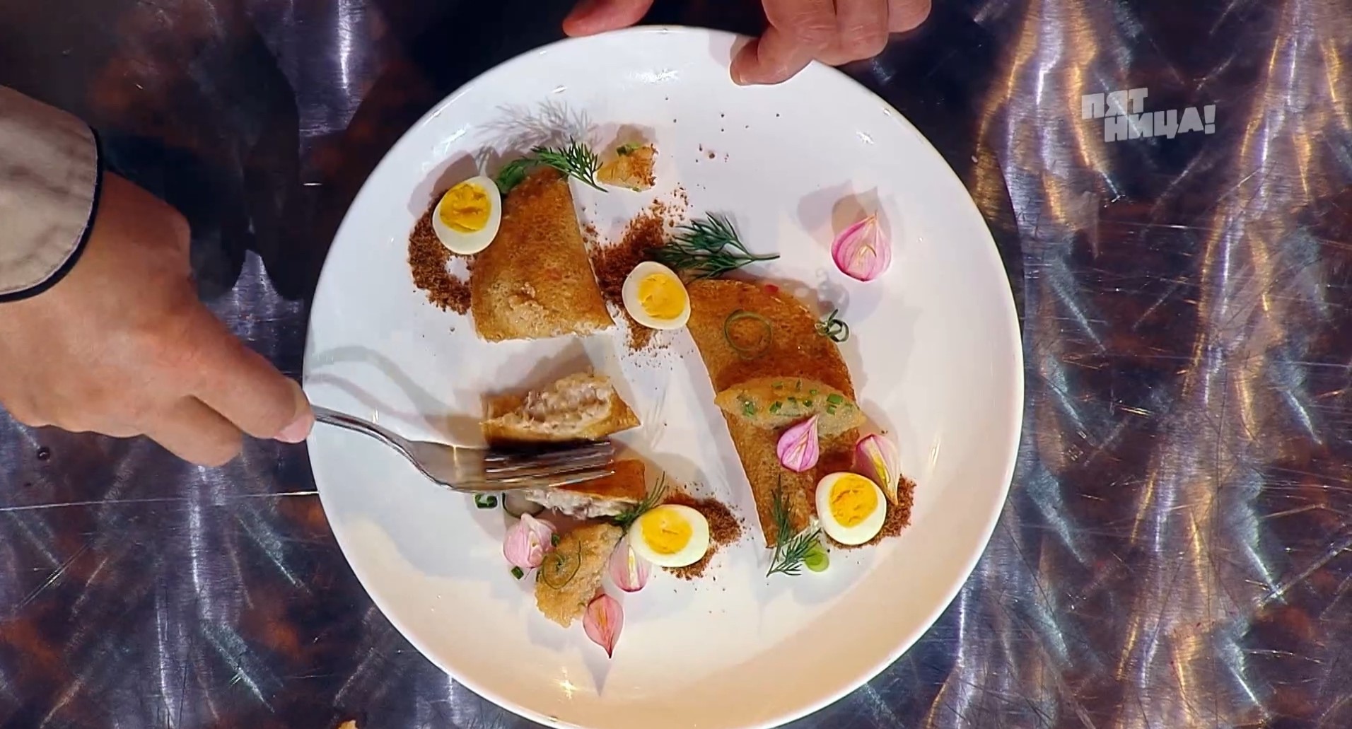 Форшмак с ржаными блинчиками от повара из Александрова покорил самых известных кулинаров страны — Рената Агзамова и Константина Ивлева. Но на колбасе Владимир Александров погорел... Рассказываем про все этапы вышедшего на днях шоу «Битва шефов».