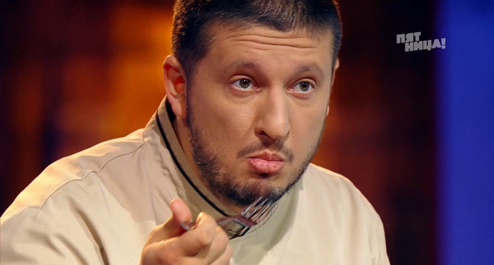 Форшмак с ржаными блинчиками от повара из Александрова покорил самых известных кулинаров страны — Рената Агзамова и Константина Ивлева. Но на колбасе Владимир Александров погорел... Рассказываем про все этапы вышедшего на днях шоу «Битва шефов».