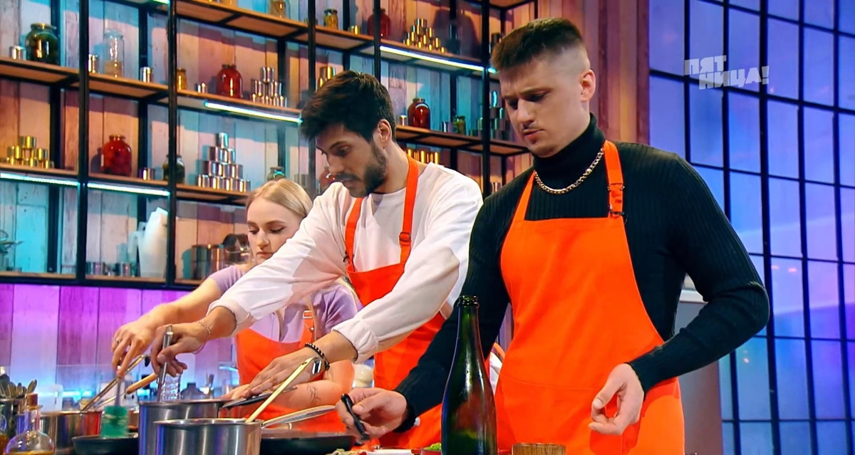 Форшмак с ржаными блинчиками от повара из Александрова покорил самых известных кулинаров страны — Рената Агзамова и Константина Ивлева. Но на колбасе Владимир Александров погорел... Рассказываем про все этапы вышедшего на днях шоу «Битва шефов».