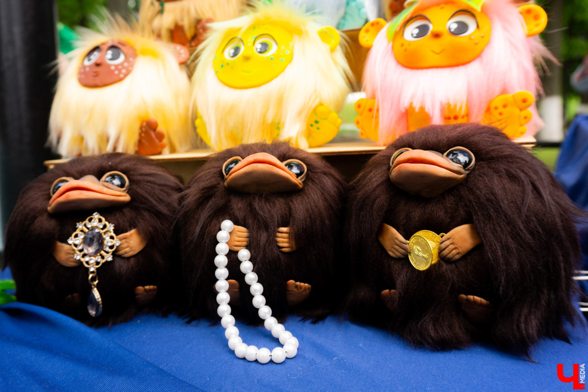 В минувшие выходные «реки» своими «руками» в десятый раз обняли главную туристическую локацию города - парк Пушкина. Более 200 мастеров из нескольких регионов страны представили свои работы на масштабной ярмарке. О хендмейд-находках, привлекших внимание владимирцев, читайте в репортаже «Ключ-Медиа».