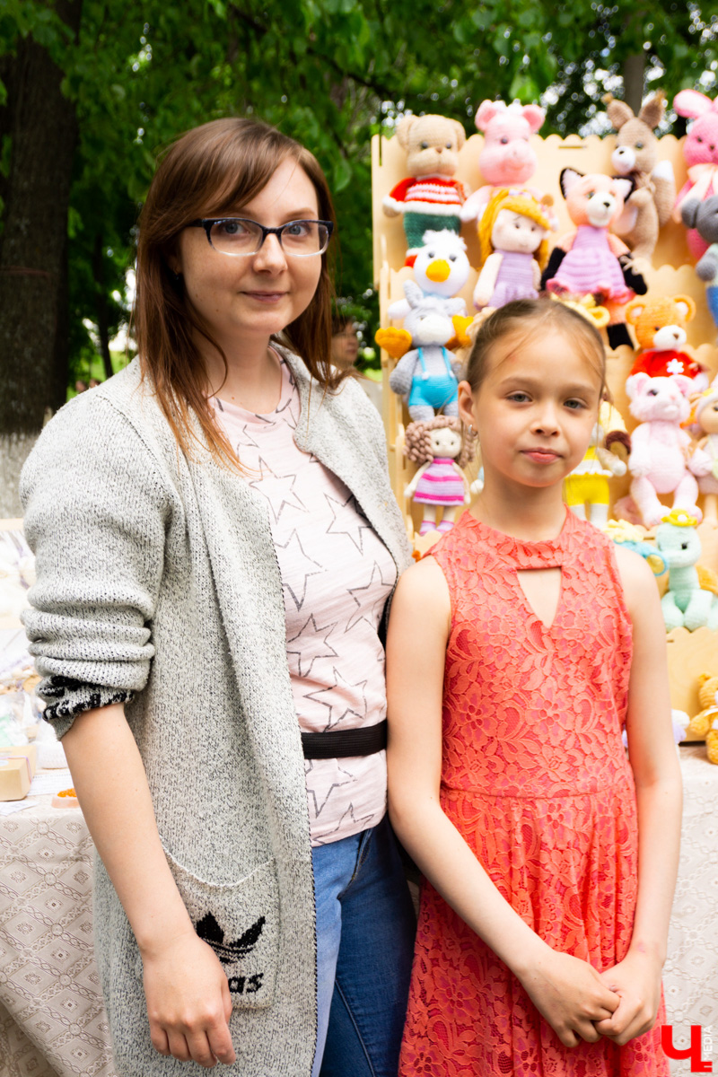 В минувшие выходные «реки» своими «руками» в десятый раз обняли главную туристическую локацию города - парк Пушкина. Более 200 мастеров из нескольких регионов страны представили свои работы на масштабной ярмарке. О хендмейд-находках, привлекших внимание владимирцев, читайте в репортаже «Ключ-Медиа».