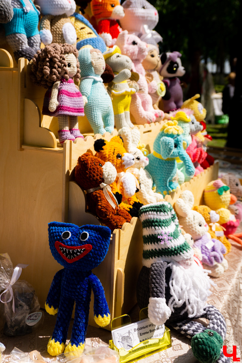 В минувшие выходные «реки» своими «руками» в десятый раз обняли главную туристическую локацию города - парк Пушкина. Более 200 мастеров из нескольких регионов страны представили свои работы на масштабной ярмарке. О хендмейд-находках, привлекших внимание владимирцев, читайте в репортаже «Ключ-Медиа».