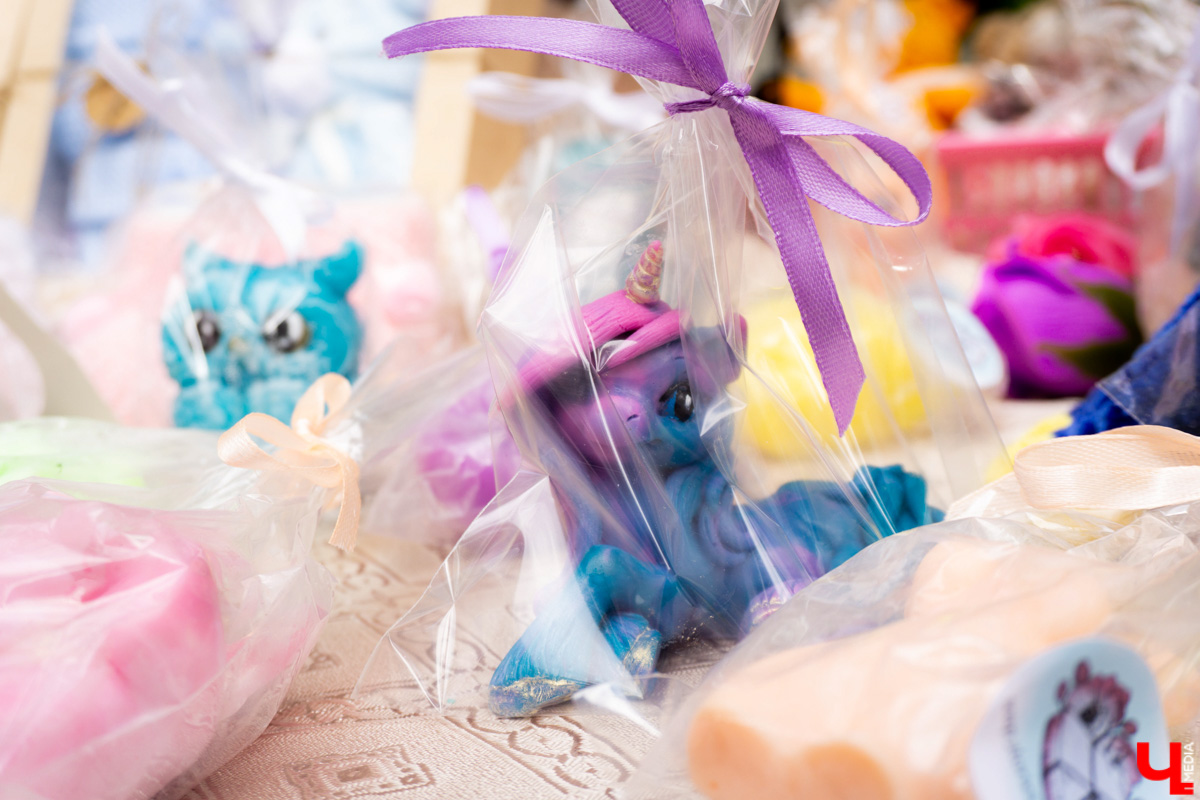 В минувшие выходные «реки» своими «руками» в десятый раз обняли главную туристическую локацию города - парк Пушкина. Более 200 мастеров из нескольких регионов страны представили свои работы на масштабной ярмарке. О хендмейд-находках, привлекших внимание владимирцев, читайте в репортаже «Ключ-Медиа».