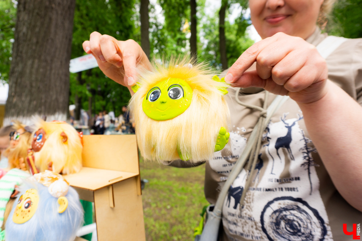 В минувшие выходные «реки» своими «руками» в десятый раз обняли главную туристическую локацию города - парк Пушкина. Более 200 мастеров из нескольких регионов страны представили свои работы на масштабной ярмарке. О хендмейд-находках, привлекших внимание владимирцев, читайте в репортаже «Ключ-Медиа».