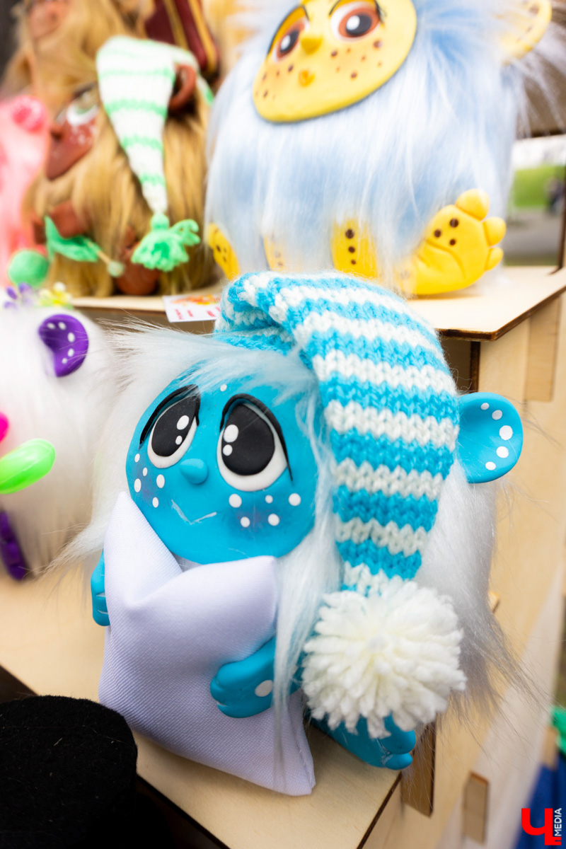 В минувшие выходные «реки» своими «руками» в десятый раз обняли главную туристическую локацию города - парк Пушкина. Более 200 мастеров из нескольких регионов страны представили свои работы на масштабной ярмарке. О хендмейд-находках, привлекших внимание владимирцев, читайте в репортаже «Ключ-Медиа».