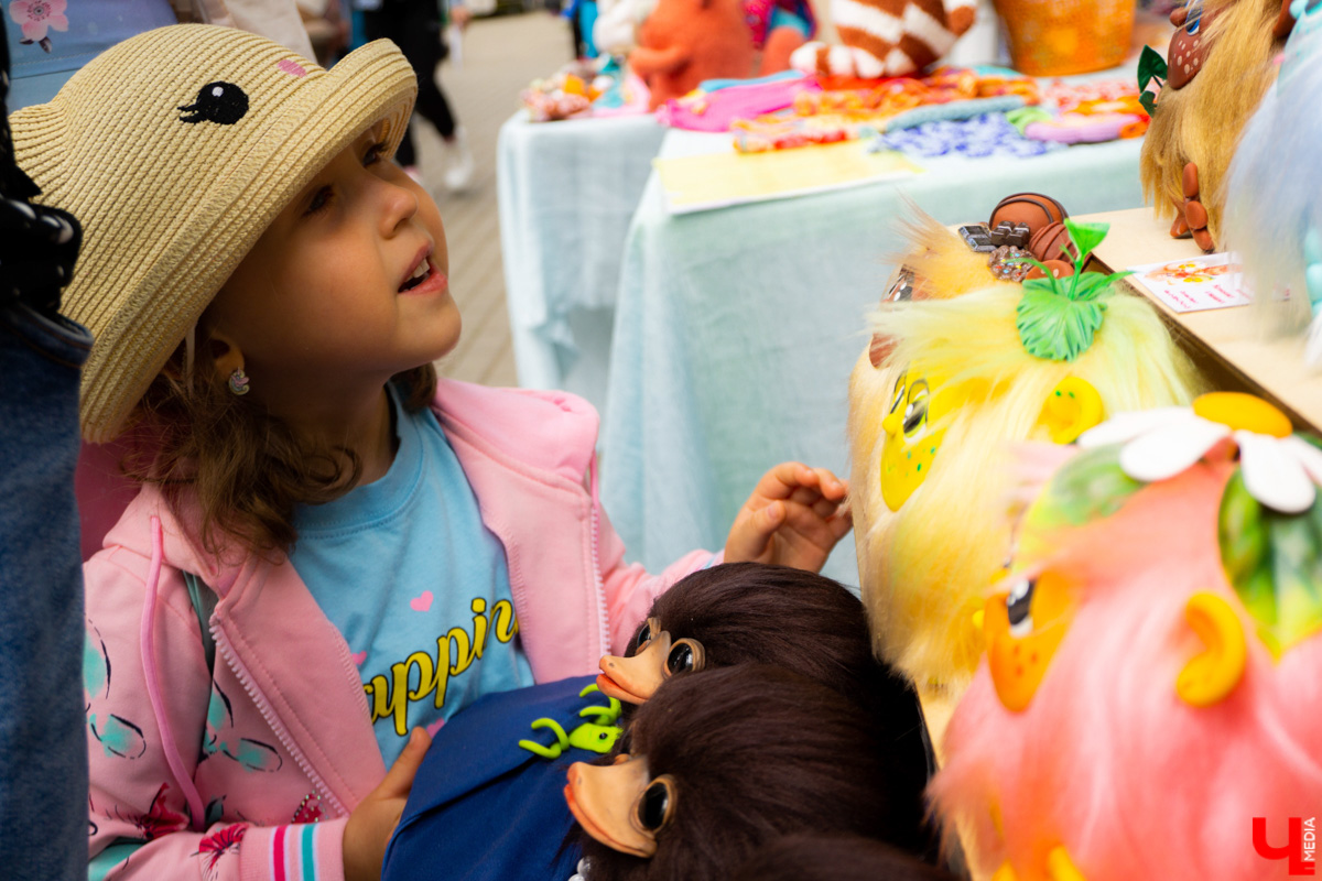 В минувшие выходные «реки» своими «руками» в десятый раз обняли главную туристическую локацию города - парк Пушкина. Более 200 мастеров из нескольких регионов страны представили свои работы на масштабной ярмарке. О хендмейд-находках, привлекших внимание владимирцев, читайте в репортаже «Ключ-Медиа».