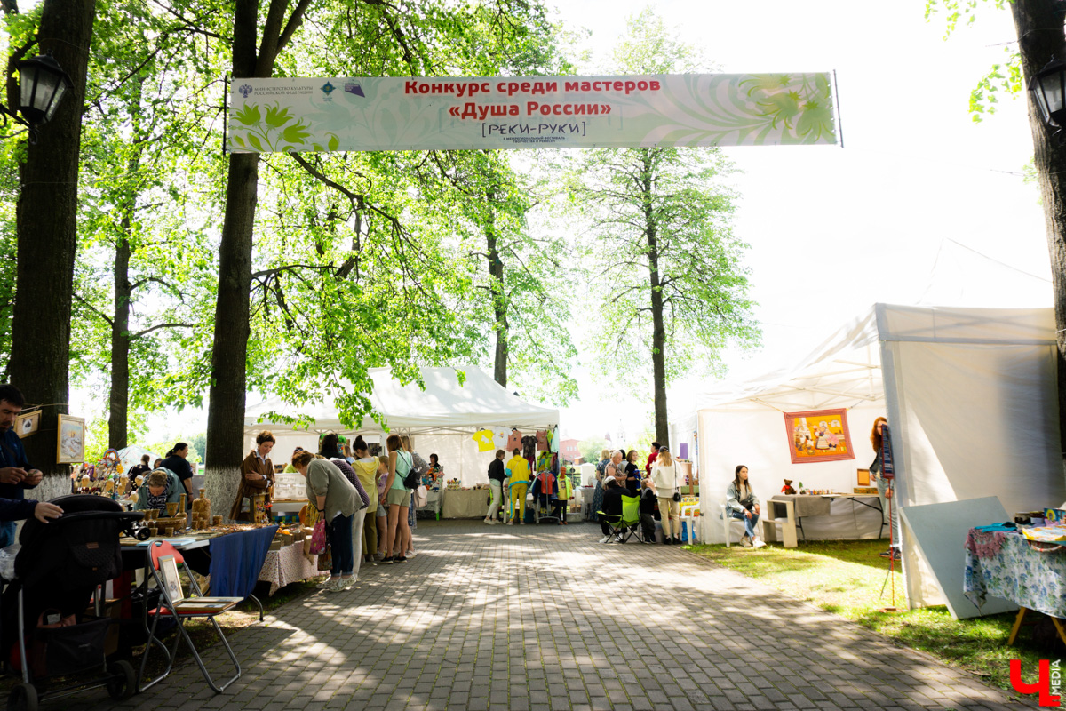 В минувшие выходные «реки» своими «руками» в десятый раз обняли главную туристическую локацию города - парк Пушкина. Более 200 мастеров из нескольких регионов страны представили свои работы на масштабной ярмарке. О хендмейд-находках, привлекших внимание владимирцев, читайте в репортаже «Ключ-Медиа».