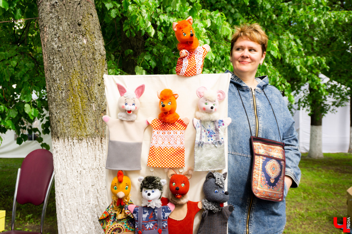 В минувшие выходные «реки» своими «руками» в десятый раз обняли главную туристическую локацию города - парк Пушкина. Более 200 мастеров из нескольких регионов страны представили свои работы на масштабной ярмарке. О хендмейд-находках, привлекших внимание владимирцев, читайте в репортаже «Ключ-Медиа».