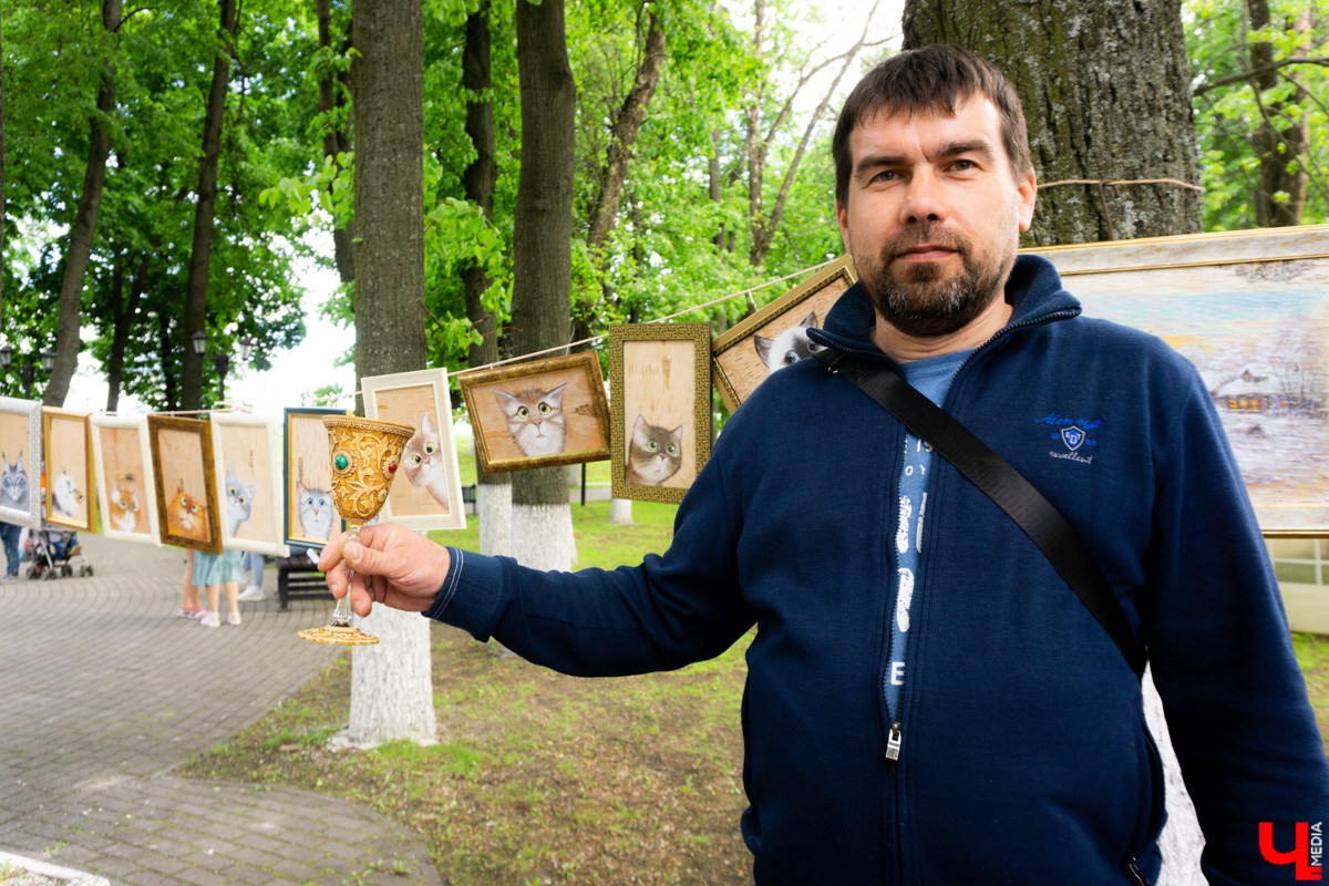 В минувшие выходные «реки» своими «руками» в десятый раз обняли главную туристическую локацию города - парк Пушкина. Более 200 мастеров из нескольких регионов страны представили свои работы на масштабной ярмарке. О хендмейд-находках, привлекших внимание владимирцев, читайте в репортаже «Ключ-Медиа».