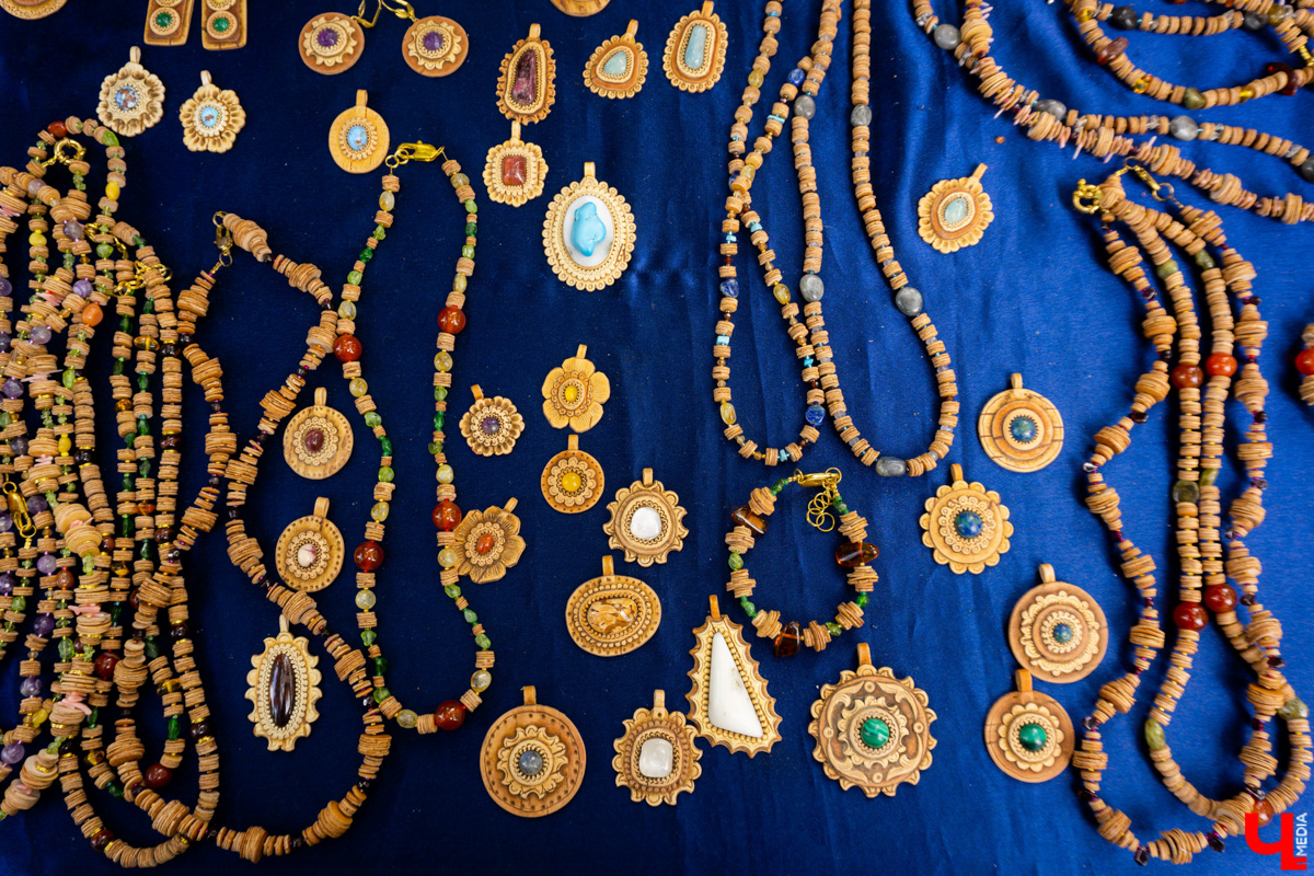 В минувшие выходные «реки» своими «руками» в десятый раз обняли главную туристическую локацию города - парк Пушкина. Более 200 мастеров из нескольких регионов страны представили свои работы на масштабной ярмарке. О хендмейд-находках, привлекших внимание владимирцев, читайте в репортаже «Ключ-Медиа».