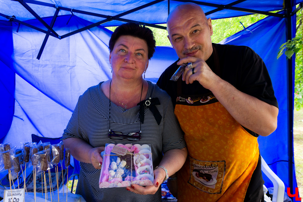 В минувшие выходные «реки» своими «руками» в десятый раз обняли главную туристическую локацию города - парк Пушкина. Более 200 мастеров из нескольких регионов страны представили свои работы на масштабной ярмарке. О хендмейд-находках, привлекших внимание владимирцев, читайте в репортаже «Ключ-Медиа».