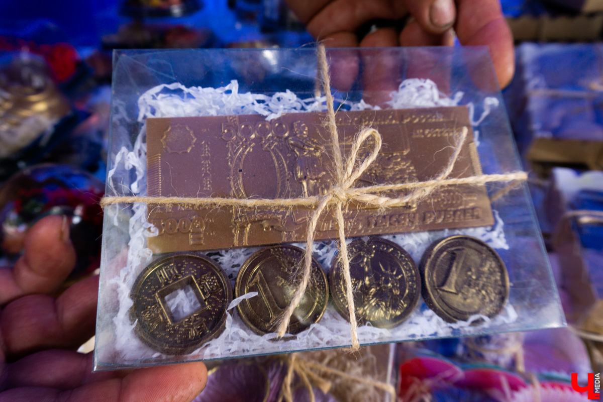 В минувшие выходные «реки» своими «руками» в десятый раз обняли главную туристическую локацию города - парк Пушкина. Более 200 мастеров из нескольких регионов страны представили свои работы на масштабной ярмарке. О хендмейд-находках, привлекших внимание владимирцев, читайте в репортаже «Ключ-Медиа».