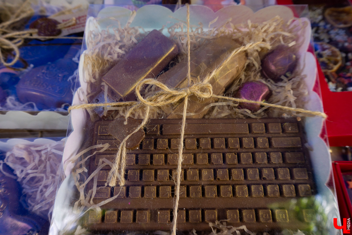 В минувшие выходные «реки» своими «руками» в десятый раз обняли главную туристическую локацию города - парк Пушкина. Более 200 мастеров из нескольких регионов страны представили свои работы на масштабной ярмарке. О хендмейд-находках, привлекших внимание владимирцев, читайте в репортаже «Ключ-Медиа».