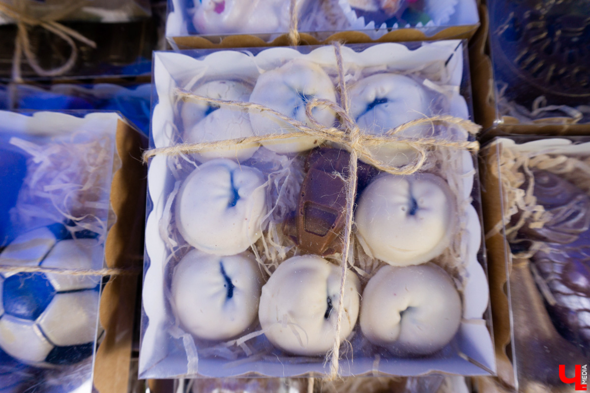 В минувшие выходные «реки» своими «руками» в десятый раз обняли главную туристическую локацию города - парк Пушкина. Более 200 мастеров из нескольких регионов страны представили свои работы на масштабной ярмарке. О хендмейд-находках, привлекших внимание владимирцев, читайте в репортаже «Ключ-Медиа».