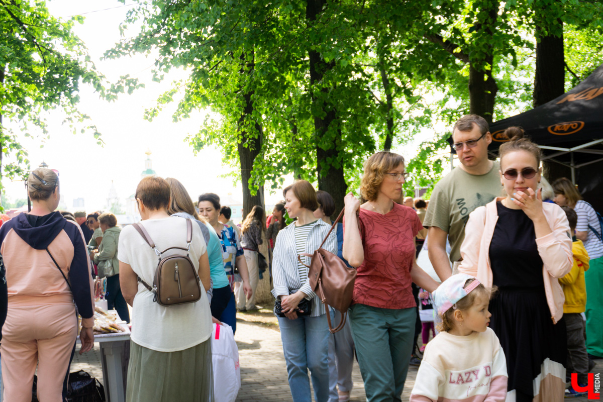 В минувшие выходные «реки» своими «руками» в десятый раз обняли главную туристическую локацию города - парк Пушкина. Более 200 мастеров из нескольких регионов страны представили свои работы на масштабной ярмарке. О хендмейд-находках, привлекших внимание владимирцев, читайте в репортаже «Ключ-Медиа».